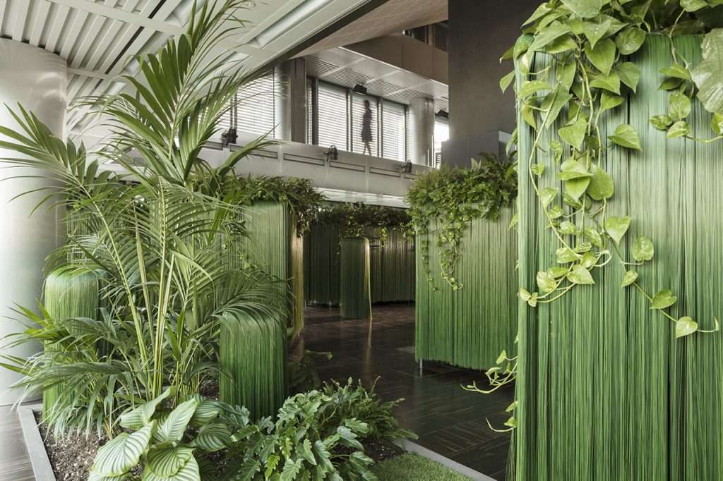 Labirinto, 2020, setole plastiche verdi e piante, struttura metallica a labirinto, installazione ambientale immersiva / green broom bristles and plants, labyrinth metallic structure, immersive environmental installation, CUBO in Torre Unipol, Museo d’impresa del Gruppo Unipol, Bologna. Courtesy FPA Francesca Pasquali Archive. © Fabio Mantovani