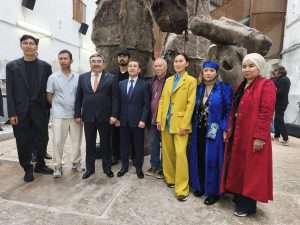 Il curatore Syrlybek Bekbota, con gli artisti e l'entourage del padiglione nazionale della Repubblica del Kazakhstan alla Biennale d'arte 2026 di Venezia