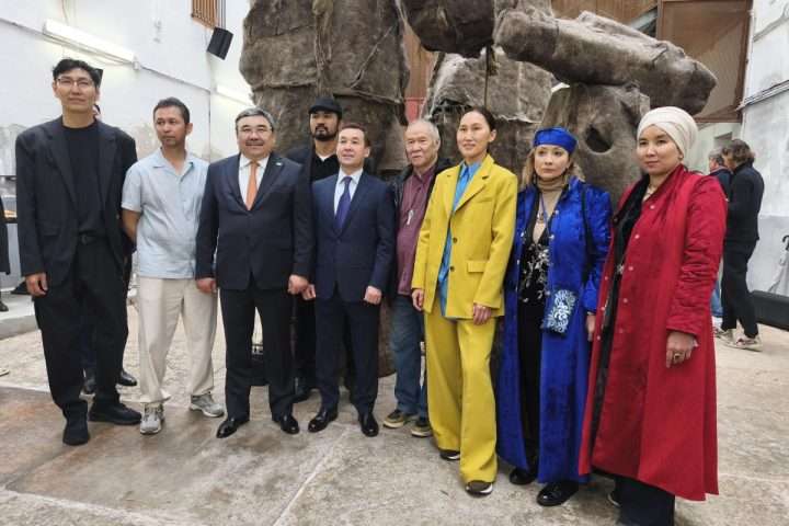 Il curatore Syrlybek Bekbota, con gli artisti e l'entourage del padiglione nazionale della Repubblica del Kazakhstan alla Biennale d'arte 2026 di Venezia