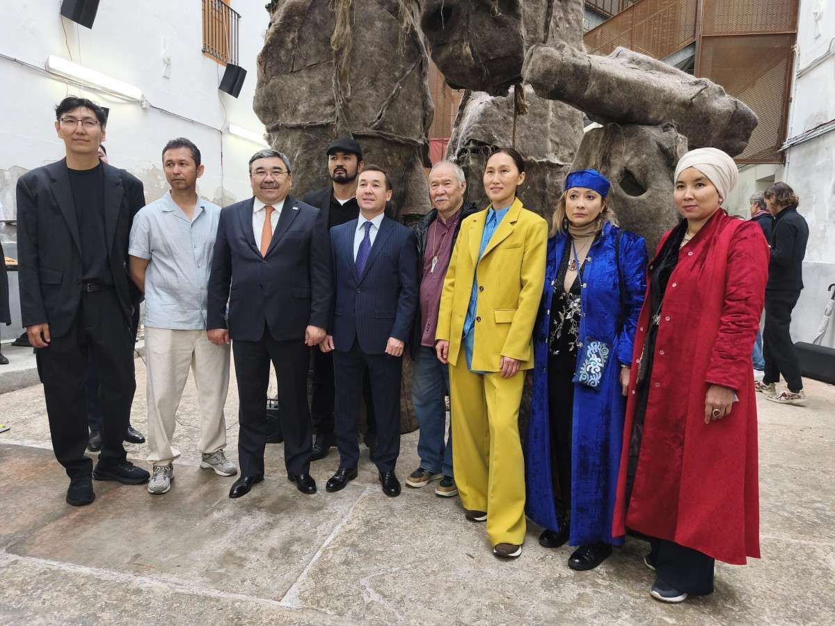 Il curatore Syrlybek Bekbota, con gli artisti e l'entourage del padiglione nazionale della Repubblica del Kazakhstan alla Biennale d'arte 2026 di Venezia